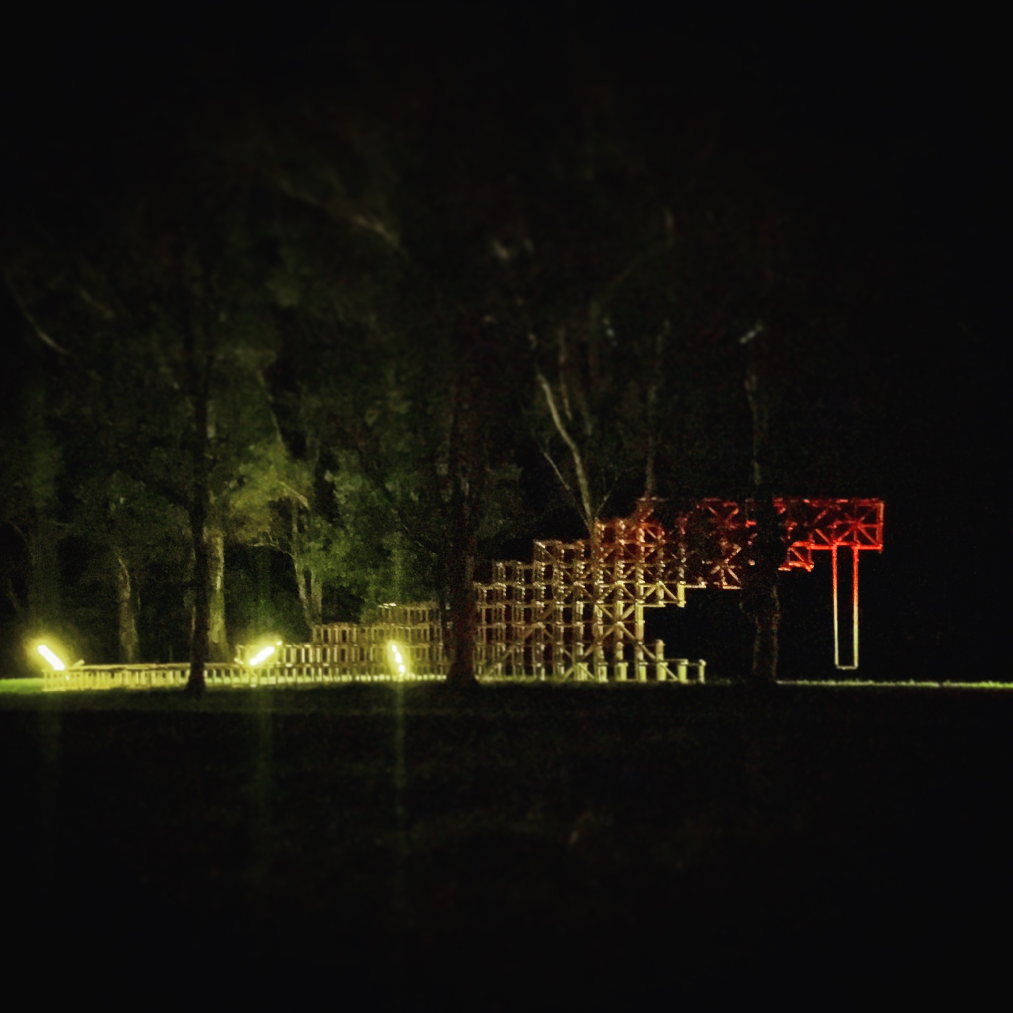 Instalación Una Ola iluminada durante la noche y utilizada como hamaca